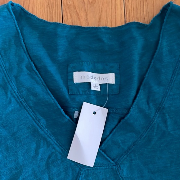 Mododoc Seamed V-Neck Tee - Picture 2 of 5